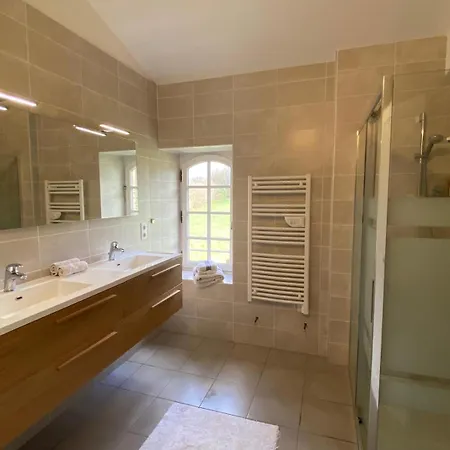 ゲストハウス Manoir Blanche Et Tables D Hotes ヴィルヌーヴ・シュル・ロット